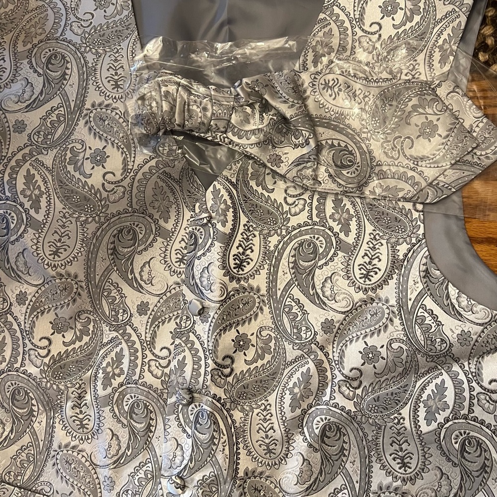 Men’s vest and tie.